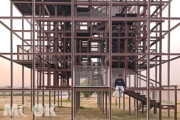 巨大地景藝術美拍！鋼構迷宮藏公園秘境