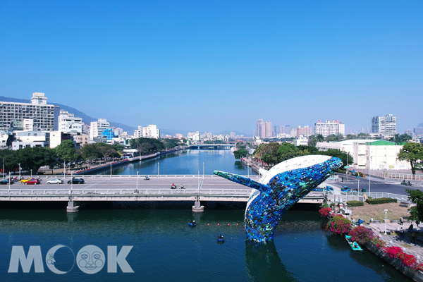 環境裝置藝術家Jason Klimoski與Lesley Chang，以約7個星期的時間打造鯨魚騰躍愛河的美麗姿態。