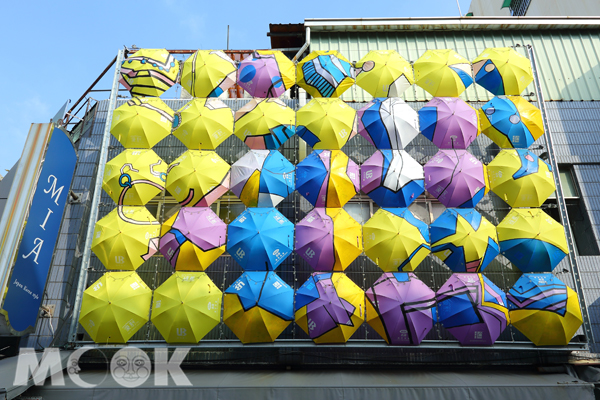 部分店家的建築立面以雨傘裝飾。