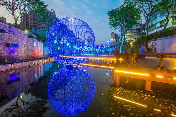 4米主視覺圓球，夜晚利用點控動畫技術，變身為魔幻燈光的地球。