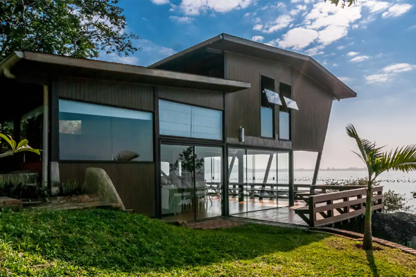 2019年：巴西聖卡塔琳娜州 坐擁私人海濱現代別墅。