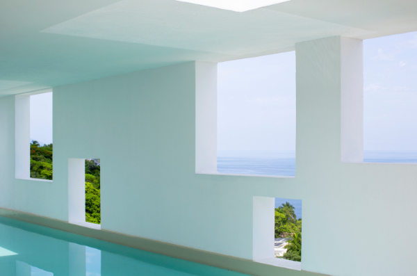 泳池邊不規則的開窗，讓旅人有種窺探海平面的錯覺。