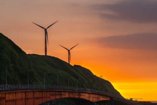 石門風力發電廠的夕陽美景。 (圖／石門區公所)