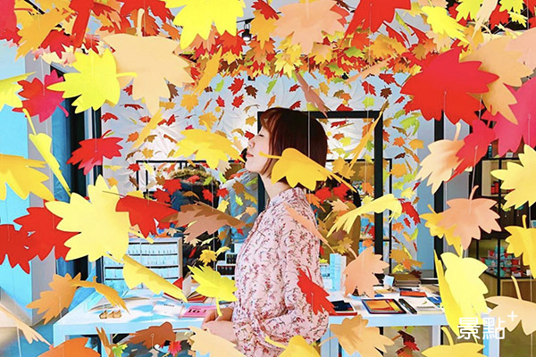不同色彩飛舞的剪紙葉子，呈現四季風情。
