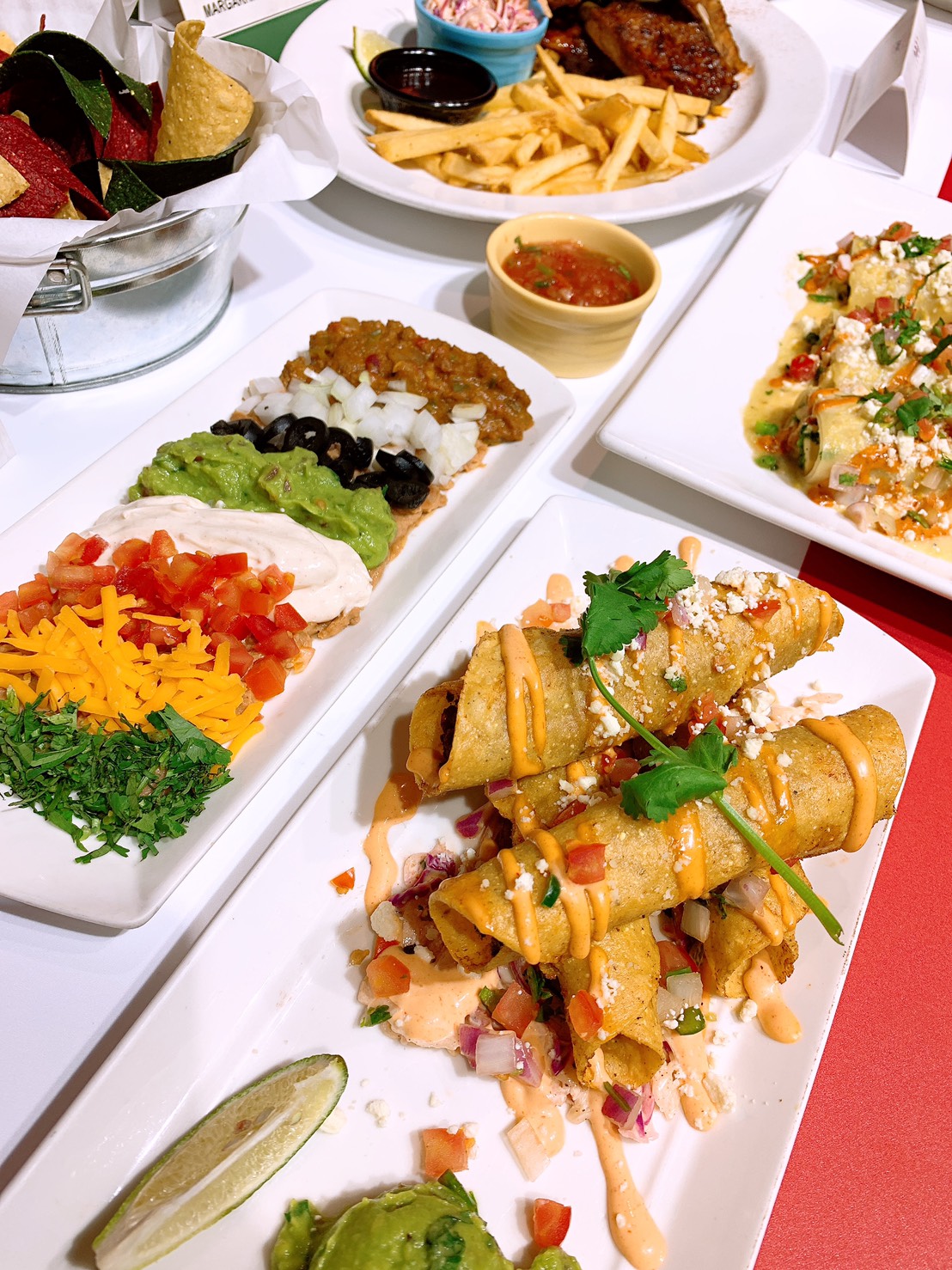 墨西哥新菜色三大重點，色彩繽紛超搶鏡、FRIDAYS經典再升級、多層次口感。(圖/景點家張盈盈)