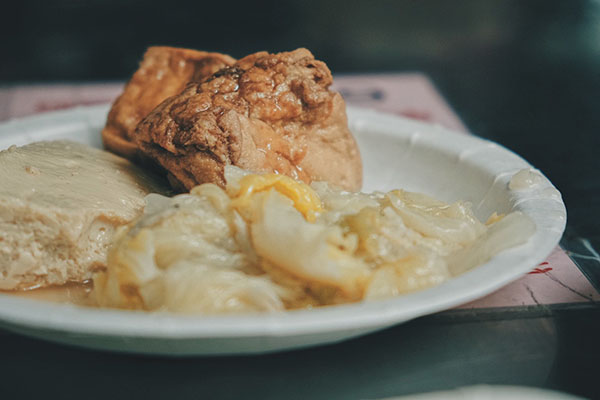 油豆腐、白菜滷、蒸蛋。