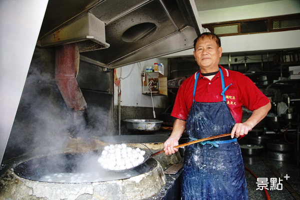 興義魚丸店老闆謝勝寶的虱目魚丸每天新鮮現做，煮魚丸時鮮味飄香。