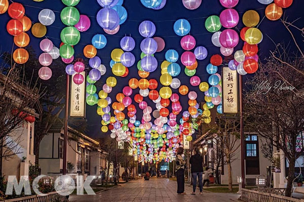 桂花巷藝術村五顏六色的燈籠海，不僅過年應景好看，更是代表一個個的祝福 (圖／molly666888)