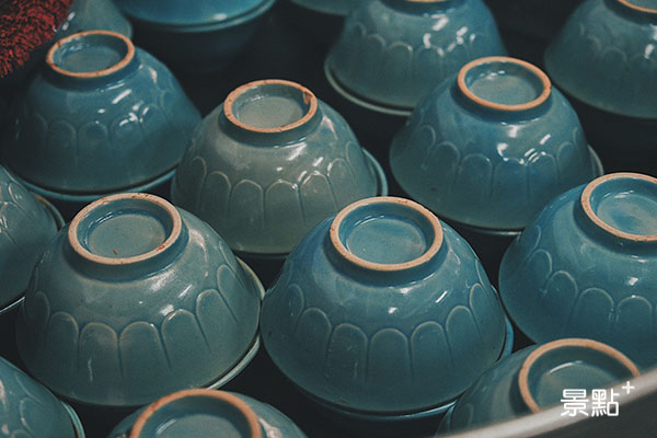 非常有復古感的瓷碗。