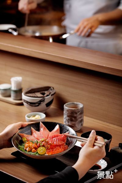 日本橋海鮮丼辻半(TSUJIHAN)首創一次可奢侈吃得到3部位的「日本極上黑鮪丼」。（圖 / 日本橋海鮮丼 辻半TSUJIHAN）