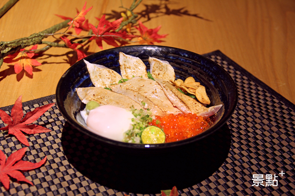 烈焰加持的頂級「炙燒日本黑鮪丼」，讓不習慣吃全生食的饕客也能盡享鮮嫩肥美的黑鮪。（圖 / 日本橋海鮮丼 辻半TSUJIHAN）