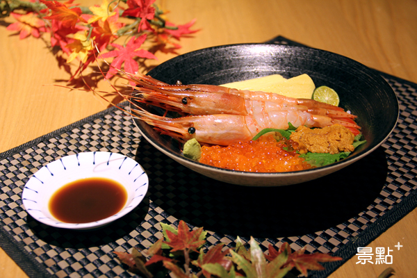 「牡丹蝦海鮮丼」一次奢侈放上三尾碩大的生食級鮮甜牡丹蝦，搭配滿滿海膽與魚卵，蝦肉飽滿份量十足。（圖 / 日本橋海鮮丼 辻半TSUJIHAN）