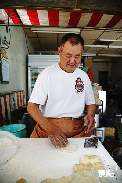 蘇阿嬤雞蛋酥第二代蘇俊義一直都由他負責麵糰包餡手工製作。