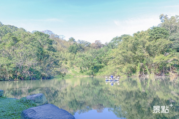 翠綠的樹林清晰倒影在湖水中十分優美。  (圖／owen_0414)