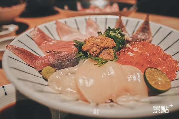 超豐富的時令鮮魚海鮮丼。