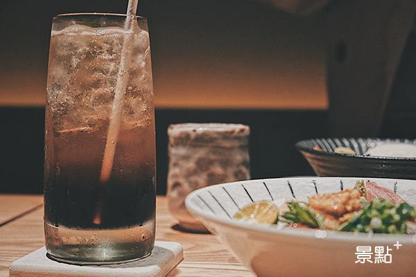 特色飲品黑與金澤氣泡飲。