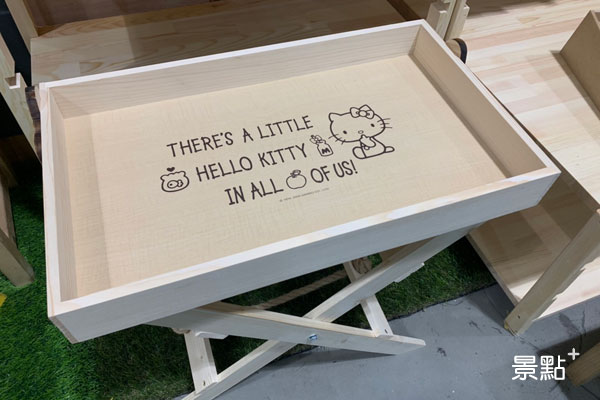 Hello Kitty松木折合桌實用又可愛，增添家中布置擺設樂趣。(圖／景點家張盈盈)