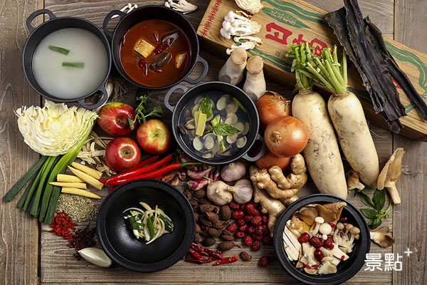 「鉄火鍋」推出豚骨、昆布、沙茶、石頭、菇菇、麻辣、⼘卜蜆等七款特製鍋底。( 圖／Global Mall鉄7）