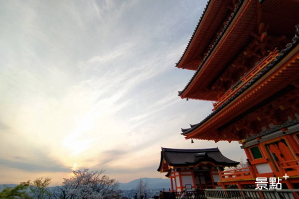 清水寺是京都的必遊景點，夕落時分，伴著粉色櫻花美景的景致，相當美麗，2020/04/03。(圖／Linda Yang，以下同)