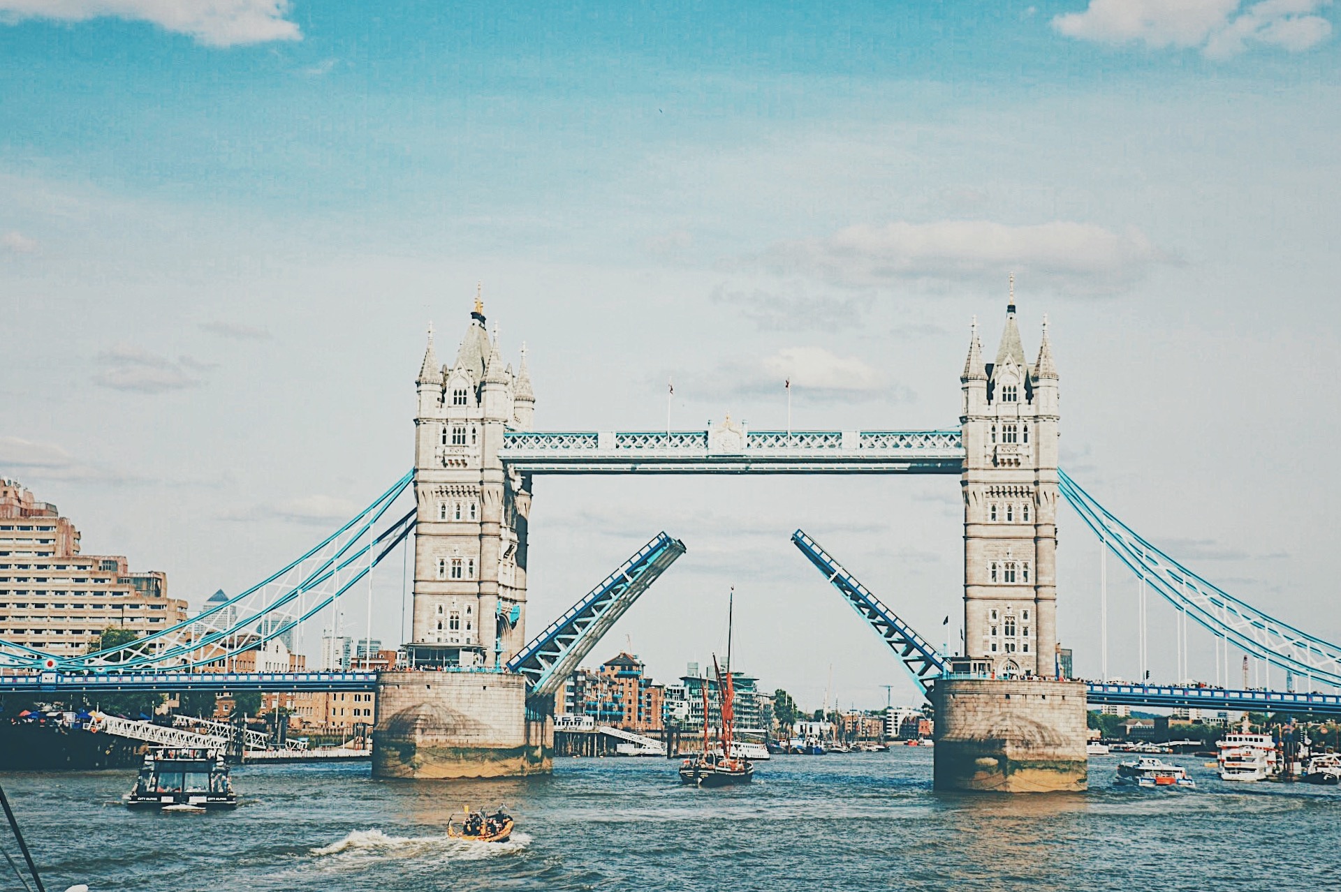 橫跨泰晤士河的倫敦塔橋。