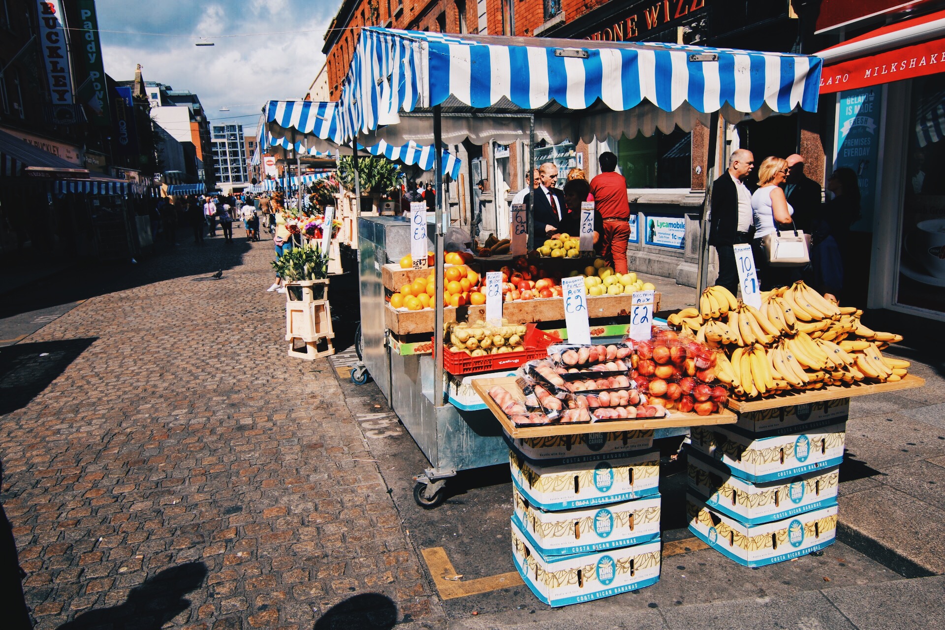 都柏林街道上的水果攤。