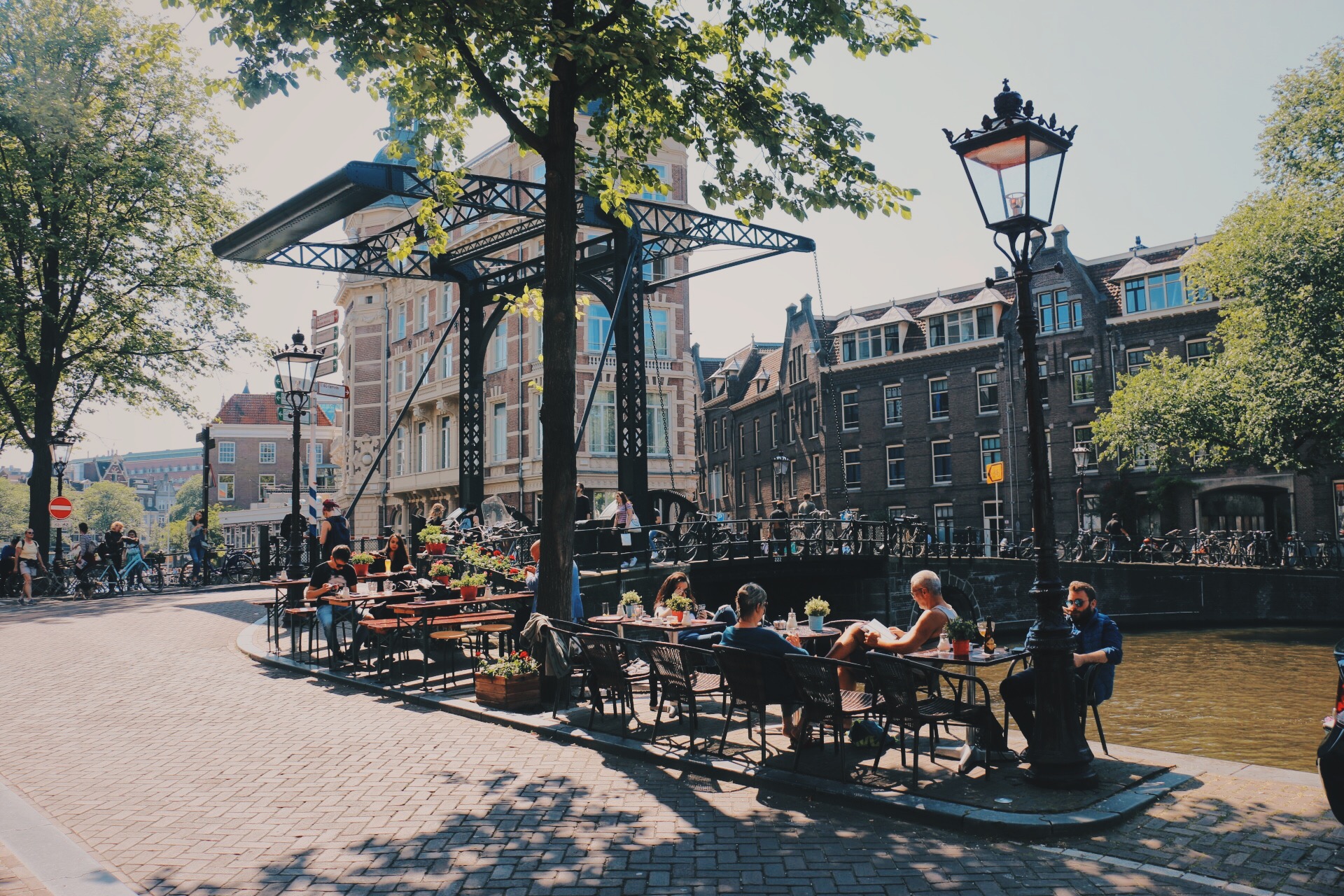阿姆斯特丹街頭享受陽光的人們。