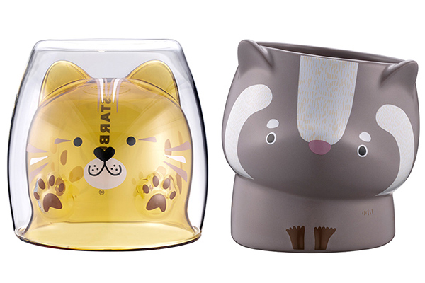 左：石虎造型雙層玻璃杯，售價$650。容量：250ml。右：白鼻心造型馬克杯，售價$550。容量：12OZ。