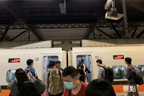 2020年農曆年期間，疫情爆發，高鐵上的旅客已開始配戴口罩。(圖／景點家Fresh)