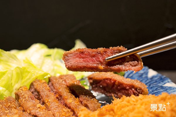 京都勝牛元祖炸牛排是採高溫快火油炸，其中黃金60秒造就牛排外層色澤金黃、口感香酥脆。