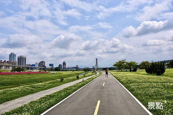河濱公園擁有空曠的空間，可以散步賞花、轉換心情。
