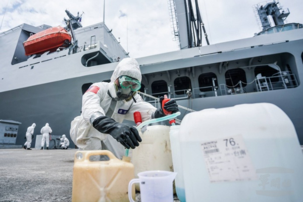 國防部已派陸軍化學兵制磐石艦上進行消毒作業。 (圖／國防部)