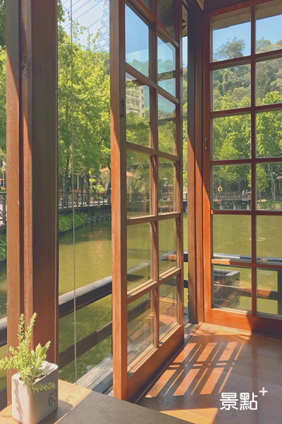 隱茶室內有3面觀景窗，可以欣賞山湖水色。 (圖／hsuan_wj)