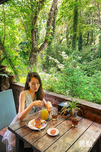 可以一邊吃美食，一邊感受山間美景，十分愜意。 (圖／huangzhujun210)