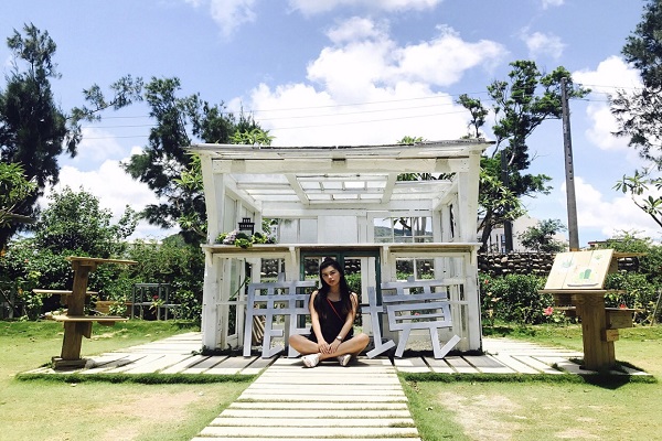 草皮上白色小屋是鹿境熱門打卡景。(圖 / chenshady)