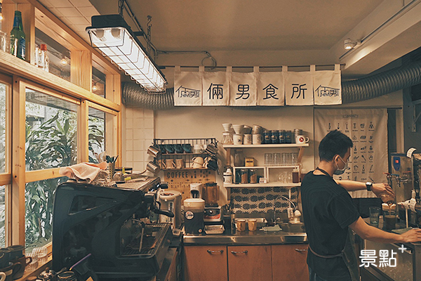 倆男食所店內一角。