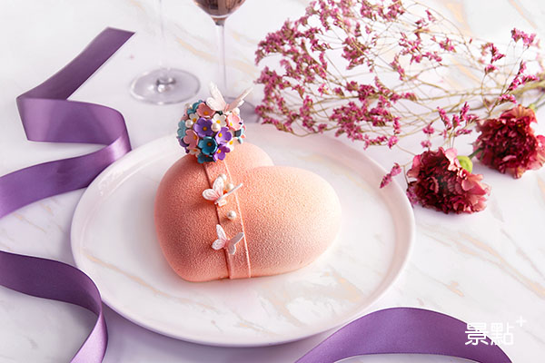 萬豪酒店推出母親節限定愛心慕斯蛋糕「翩翩香緹」，粉紅色調、造型可愛討喜。價格780元/ 6吋。