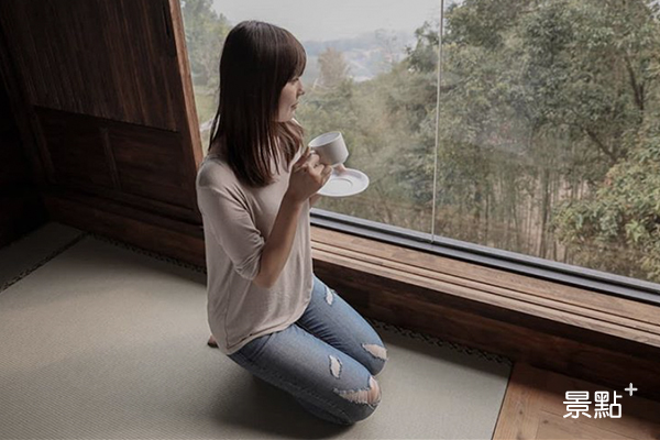 在落地窗旁享用茶點，煩惱一掃而空。 (圖／chairelin615)