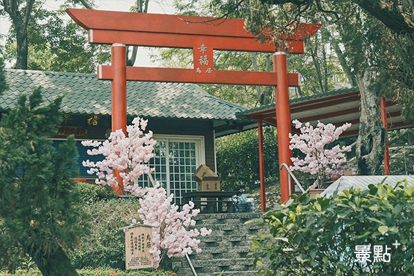日式幸福鳥居造景是熱門打卡亮點，搭配粉櫻襯托，別忘了在這留下倩影與合照。(圖／景點家廖維仁)