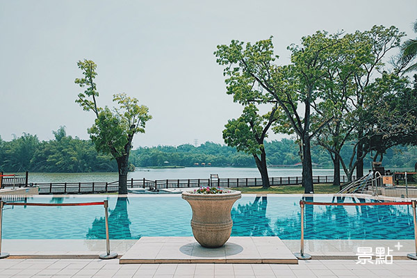 面向悠揚湖景的無邊際泳池，寧靜享受悠游時光。(圖／景點家張盈盈)