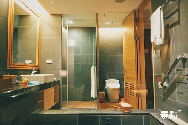 滿滿細節與質感的浴室是景編最喜歡的房間一角。