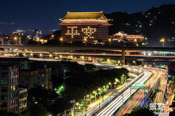 台北夜晚的車水馬龍搭配碩大的平安字樣，療癒滿分。 (圖／taiwan_traveler)