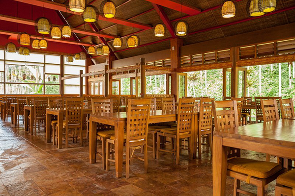 烏布雨林餐廳所有的家具飾品與建材都是來自印尼 (圖／峇里峇里民宿villa)