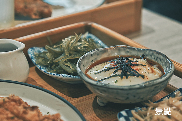 定食還會附上漬物及溫泉蛋。