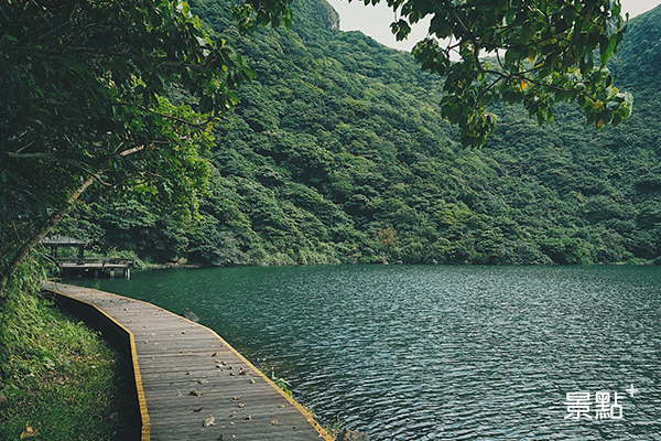 龜尾湖畔步道能感受被龜山環抱之感。
