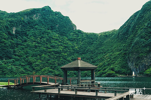 環湖步道靠海那端有座涼亭，能飽覽龜山島內山湖美景。