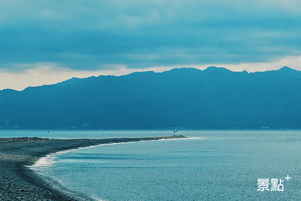 龜山島南岸碼頭海灣能遠眺台灣本島山脈稜線。