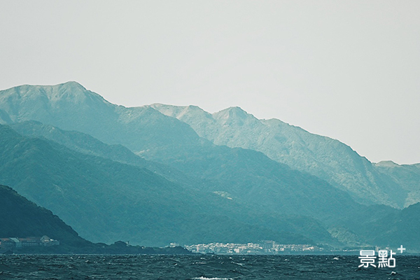 從海上欣賞台灣本島山脈的走勢，不失為一種特別的體驗。