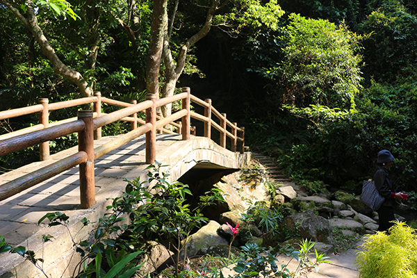 穿過拱橋，進入隱身山林的小花園，栽植了許多種類的草花，令人流連忘返。