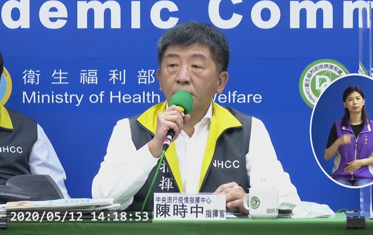 卸下口罩的時中部長笑稱「好久沒有用真面目示人」。