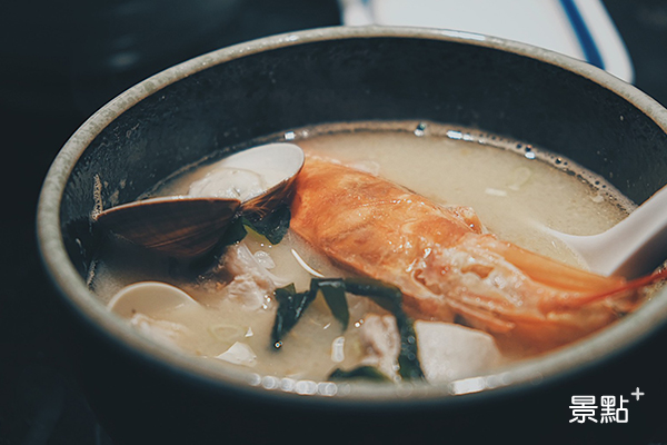 隨主餐附贈的鮮魚味噌湯。
